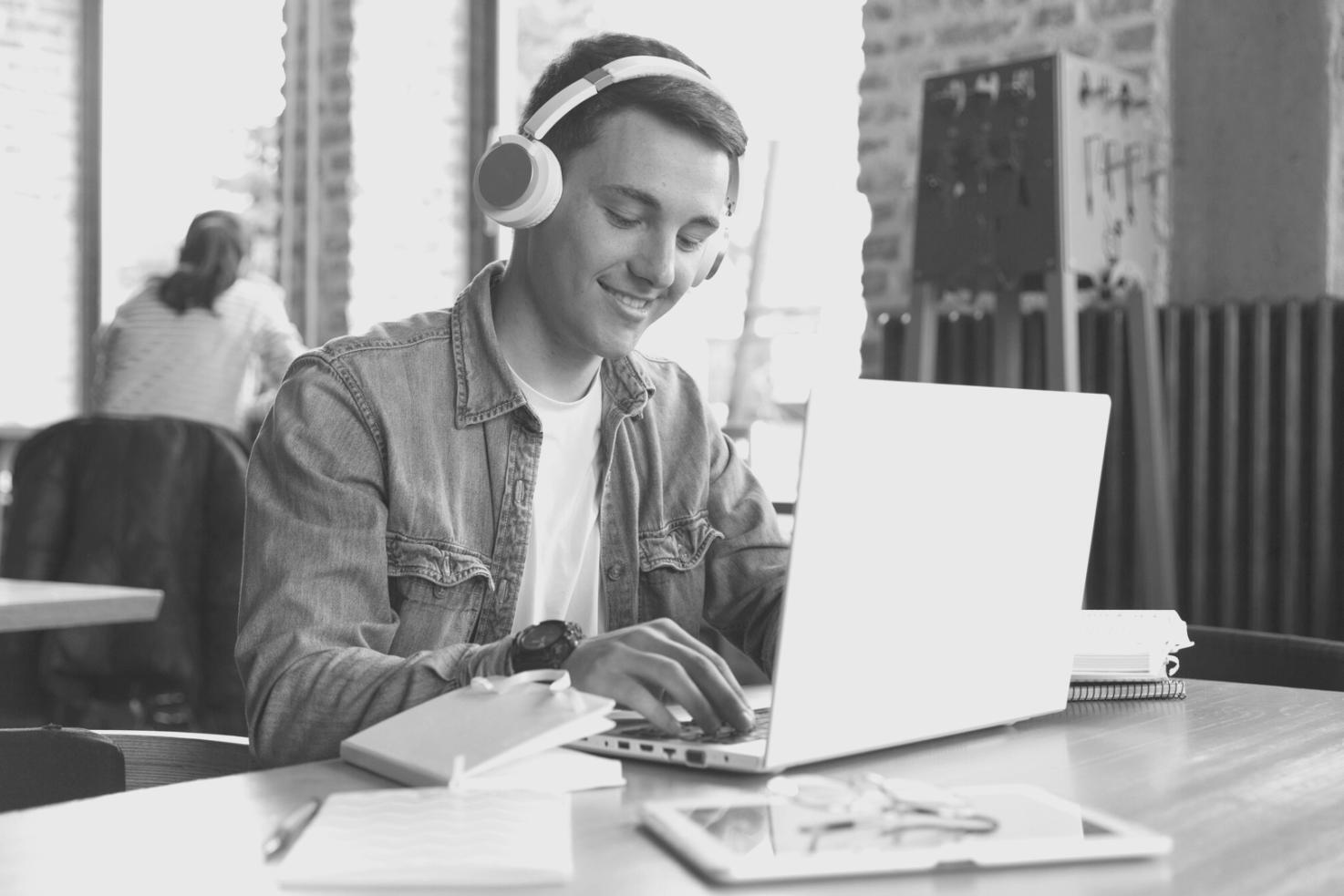 Analyst präsentiert Finanzmodell in Teambesprechung