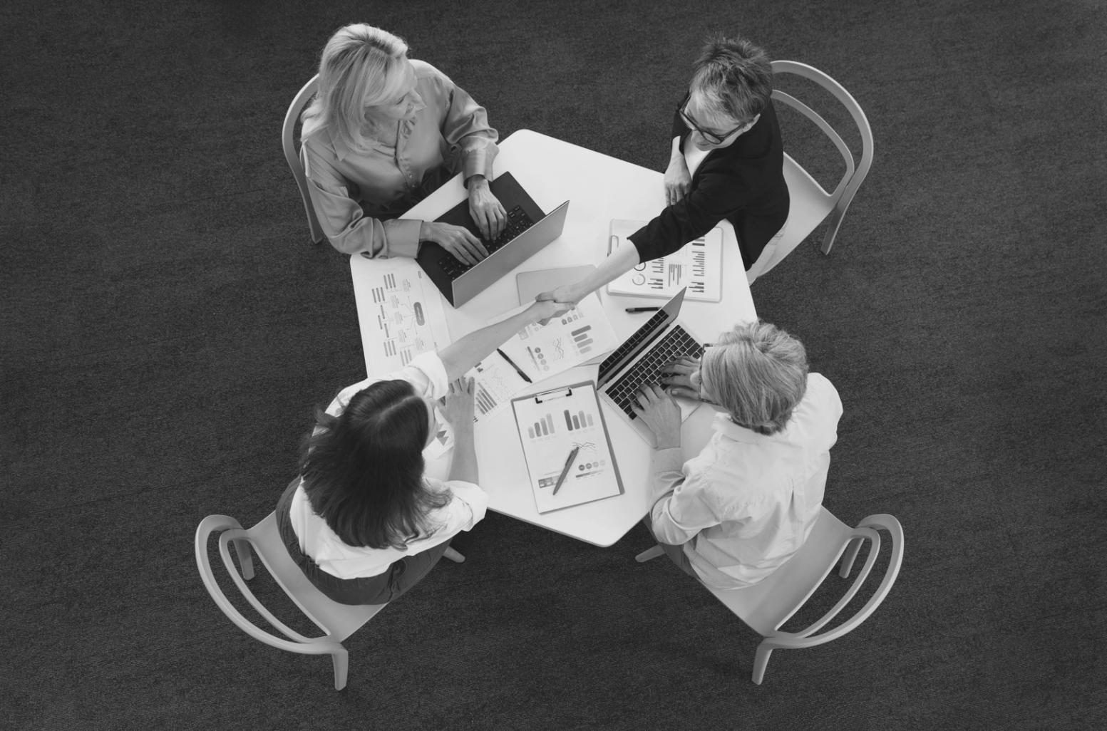 Finanzanalyst arbeitet an Finanzmodellen