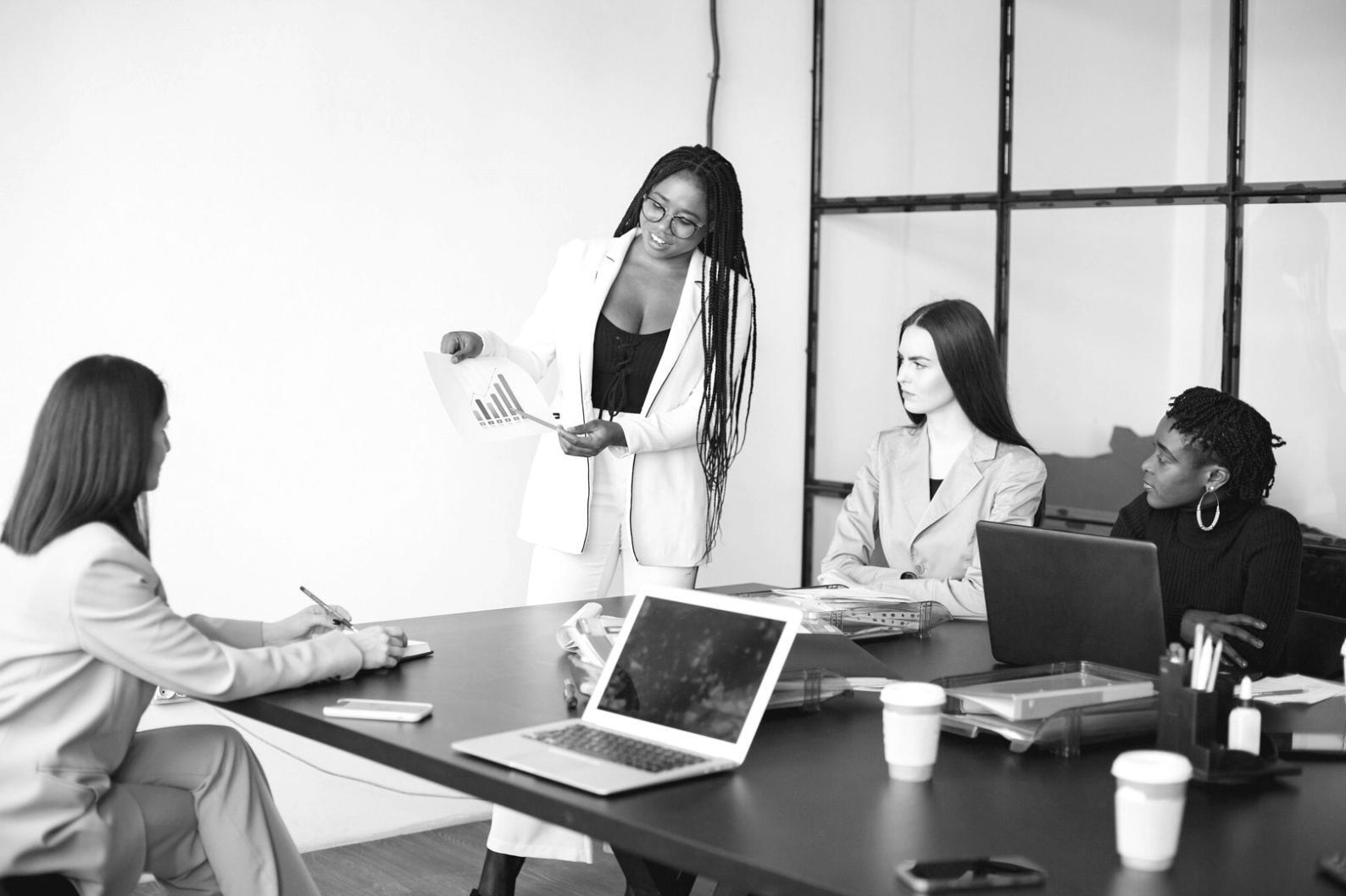 Finanzanalyst arbeitet an komplexem Bewertungsmodell am Computer